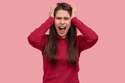 В своем глазу бревна не замечает, а в чужом соломинку видит.